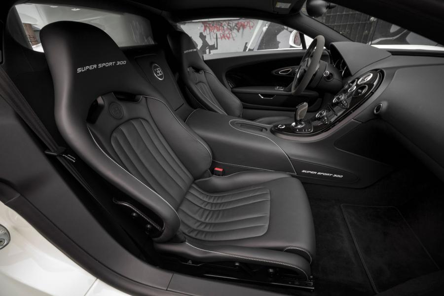Интерьер Bugatti Veyron 16.4 Super Sport 2010 года  (NA) (фото 17 из 25)